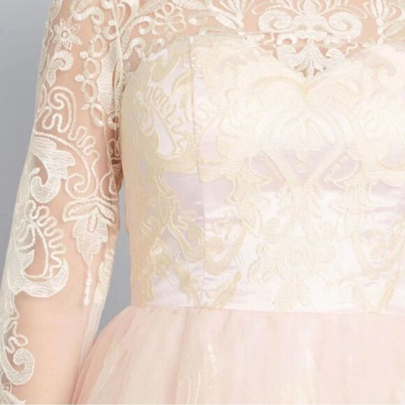 Chi Chi London Gilded Grace Lace Dress NWT - Picture 3 of 16